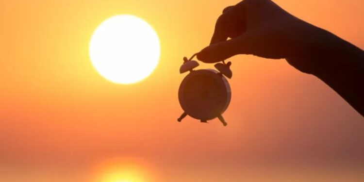 România trece la ora de vară. Noaptea se scurtează, iar organismul resimte schimbarea