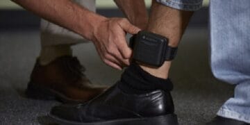 Și-a tăiat brățara electronică pentru a scăpa de ordinul de protecție. Bărbat reținut de polițiști!