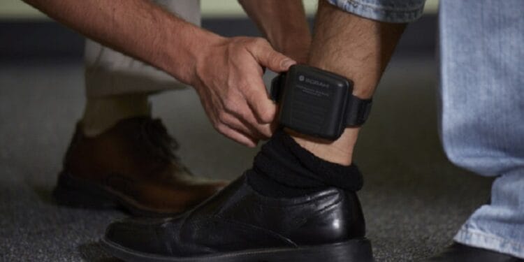 Și-a tăiat brățara electronică pentru a scăpa de ordinul de protecție. Bărbat reținut de polițiști!