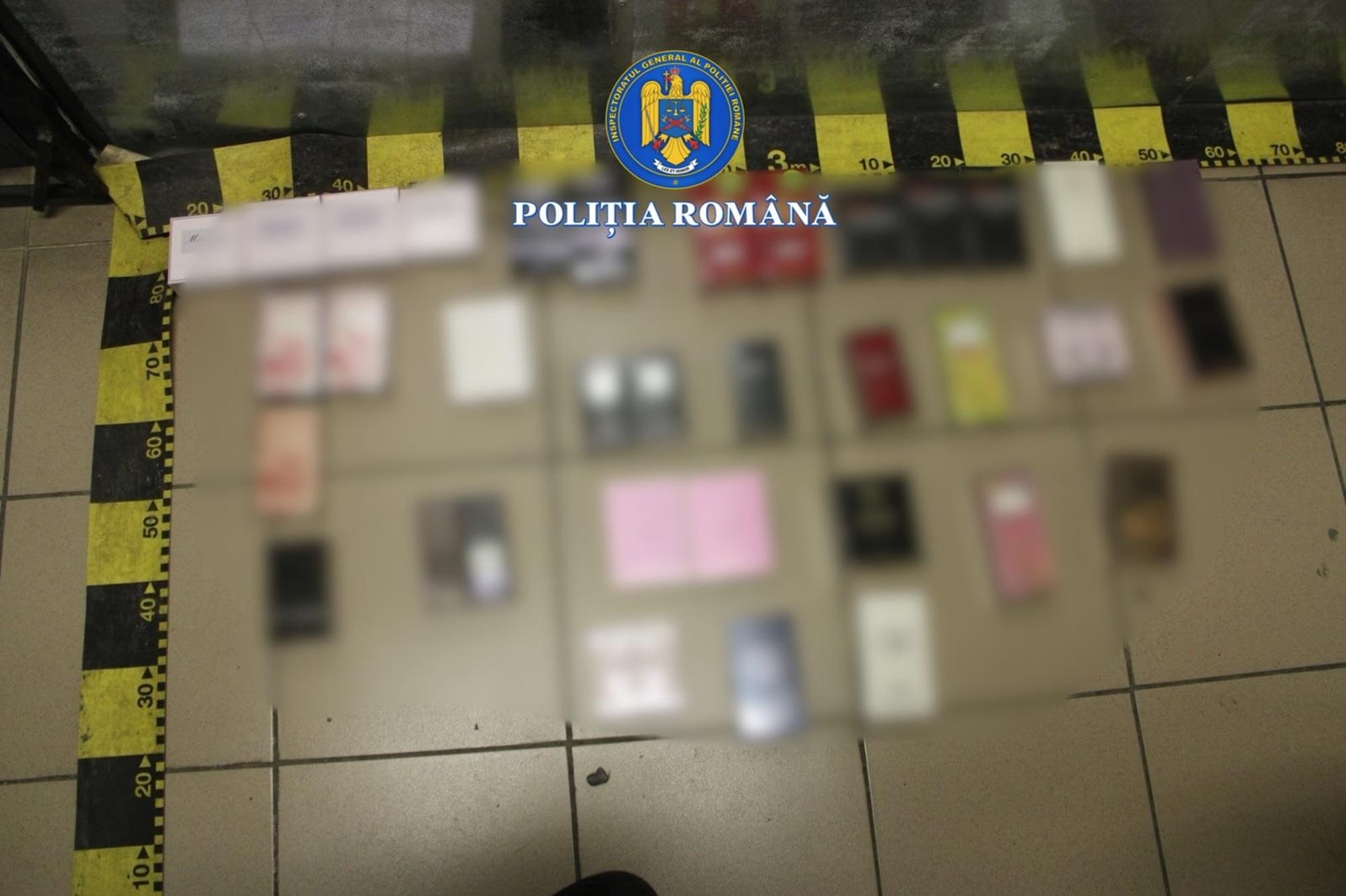 Prinși cu zeci de parfumuri fără acte. Doi suspecți cercetați pentru contrabandă!