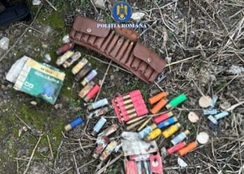 Percheziții pentru armă letală deținută ilegal! Bărbat reținut, muniție ridicată de polițiști