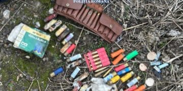 Percheziții pentru armă letală deținută ilegal! Bărbat reținut, muniție ridicată de polițiști