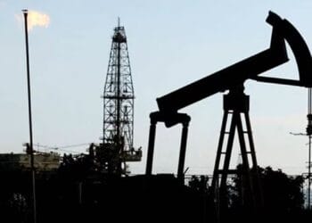 Petrolul explodează după atacurile din Orientul Mijlociu: Brent aproape de 80 $, analiștii avertizează – „100 de dolari este următorul prag”
