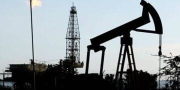 Petrolul explodează după atacurile din Orientul Mijlociu: Brent aproape de 80 $, analiștii avertizează – „100 de dolari este următorul prag”