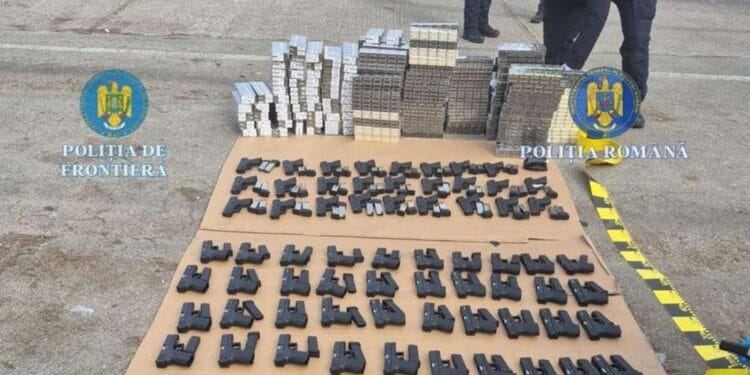 Captură impresionantă! Peste 100 de pistoale descoperite într-un camion!