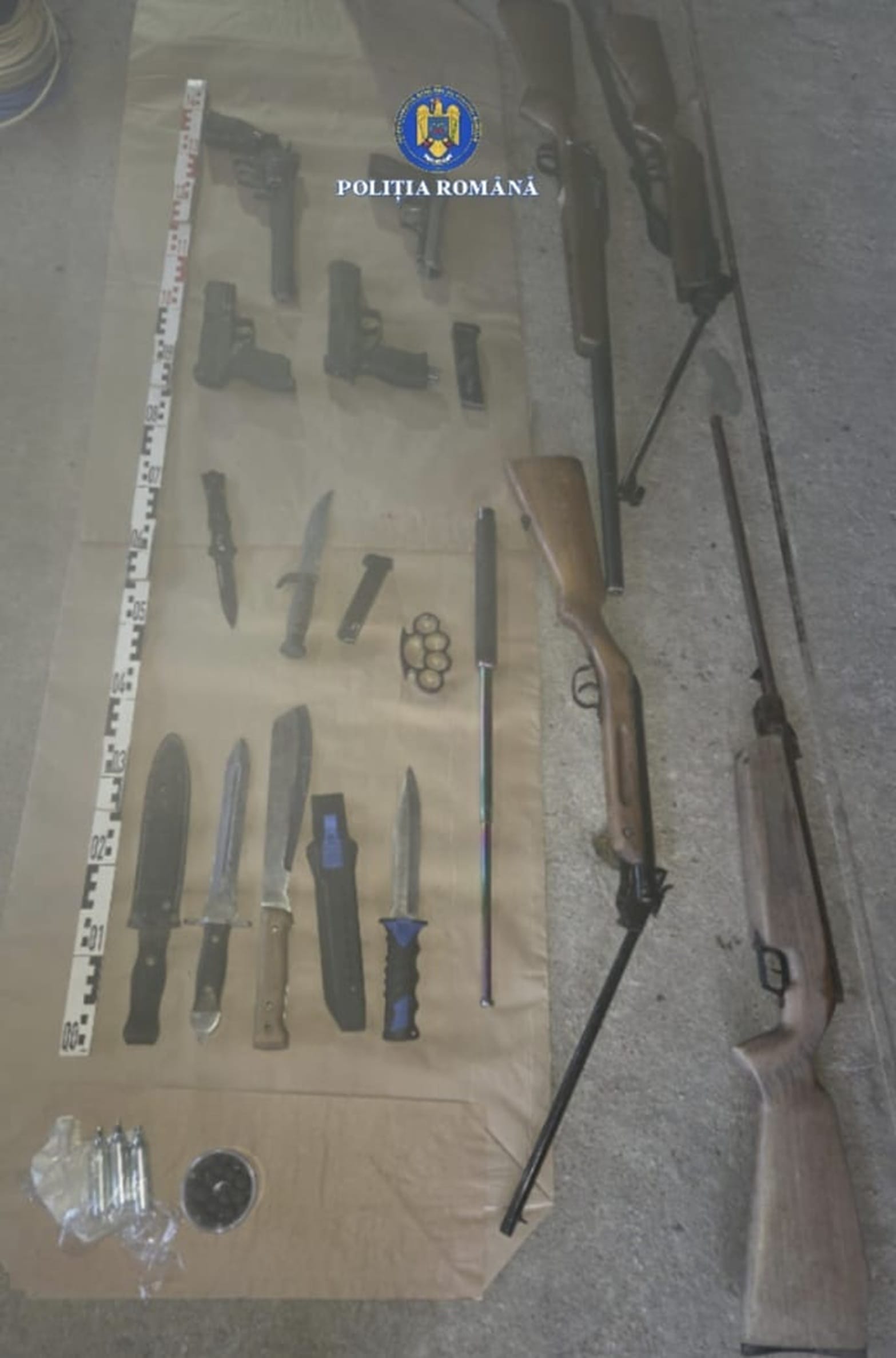 Percheziții! Arme și butelii cu gaz descoperite la locuințele unor suspecți