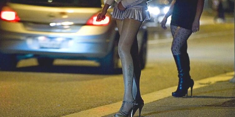 „Lover boy” de 21 de ani, reținut pentru trafic de persoane! Tânără exploatată sexual în Germania și Italia!