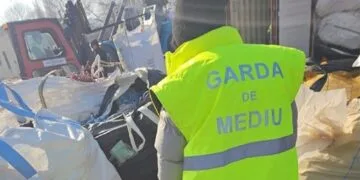 Descoperire șocantă! Resturi de animale în putrefacție și deșeuri din construcții, abandonate pe un teren!