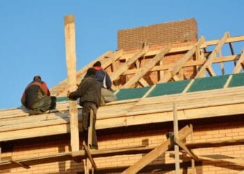 Rețea de escroci, destructurată: bătrâni păcăliți cu „reparații” fictive la acoperișuri, prejudiciu de 200.000 de euro