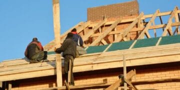 Rețea de escroci, destructurată: bătrâni păcăliți cu „reparații” fictive la acoperișuri, prejudiciu de 200.000 de euro