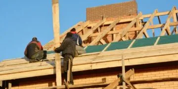 Rețea de escroci, destructurată: bătrâni păcăliți cu „reparații” fictive la acoperișuri, prejudiciu de 200.000 de euro