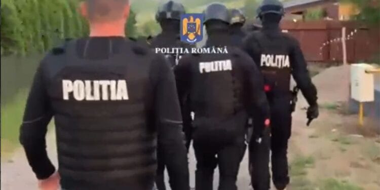 Scandal violent! Polițiști atacați în timpul unei intervenții. S-a tras un foc de avertisment!