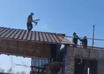 VIDEO. Intervenție în forță a poliției! Bărbat înarmat cu o sabie, rănit după ce a atacat polițiștii!