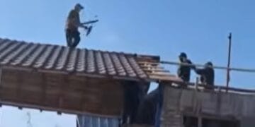 VIDEO. Intervenție în forță a poliției! Bărbat înarmat cu o sabie, rănit după ce a atacat polițiștii!