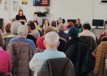 Seniorii instruiți de polițiști cum să se protejeze de fraudele online