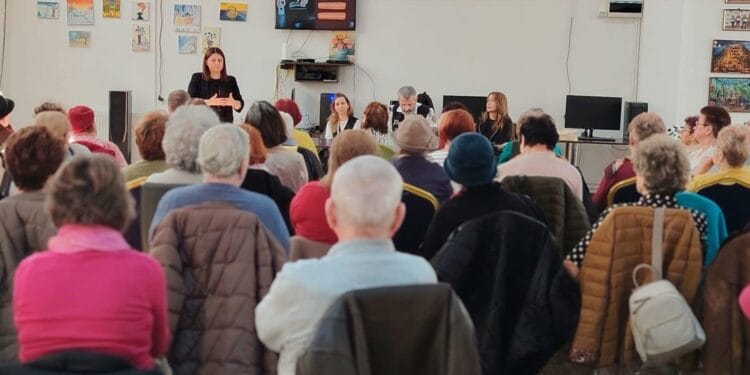 Seniorii instruiți de polițiști cum să se protejeze de fraudele online