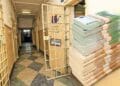 Agent de penitenciar, prins cu mita: telefoane, alcool și dispozitive interzise, introduse în închisoare pentru bani