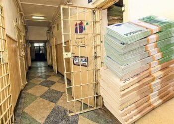 Agent de penitenciar, prins cu mita: telefoane, alcool și dispozitive interzise, introduse în închisoare pentru bani