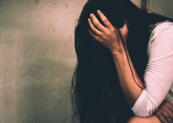 Groază într-o comună! Tânără cu handicap grav, violată de tatăl vitreg și de fratele acestuia. Victima este însărcinată