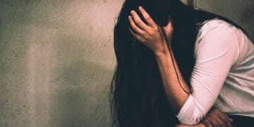 Groază într-o comună! Tânără cu handicap grav, violată de tatăl vitreg și de fratele acestuia. Victima este însărcinată