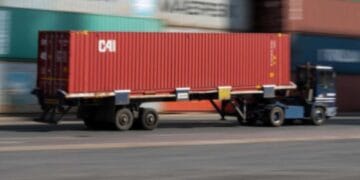 Migrant ascuns sub saltea, descoperit într-un TIR! Șofer arestat pentru trafic de migranți!