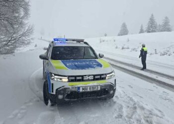 Iarna revine în forță la munte. Stratul de zăpadă a ajuns la 35 cm, drumarii intervin în mai multe județe