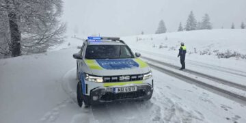 Iarna revine în forță la munte. Stratul de zăpadă a ajuns la 35 cm, drumarii intervin în mai multe județe