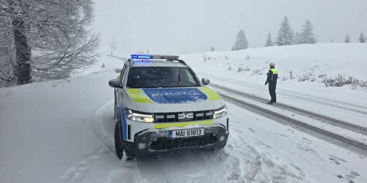 Iarna revine în forță la munte. Stratul de zăpadă a ajuns la 35 cm, drumarii intervin în mai multe județe