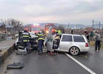 Impact violent pe DN! Patru răniți după coliziunea dintre două mașini