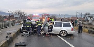 Impact violent pe DN! Patru răniți după coliziunea dintre două mașini