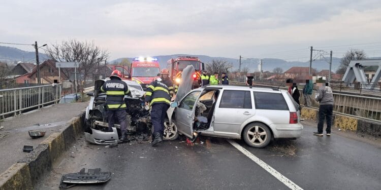 Impact violent pe DN! Patru răniți după coliziunea dintre două mașini