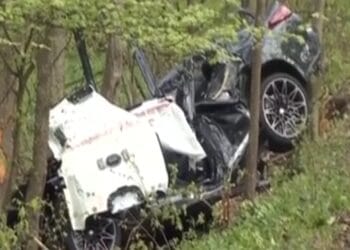 Noapte de coșmar! Doi tineri de 20 de ani au murit după ce mașina s-a izbit de copaci cu 140 km/h