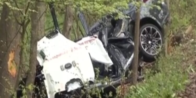 Noapte de coșmar! Doi tineri de 20 de ani au murit după ce mașina s-a izbit de copaci cu 140 km/h