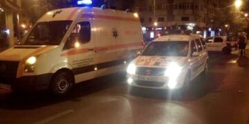 Impact între două mașini la o intersecție! Un bărbat a ajuns la spital!