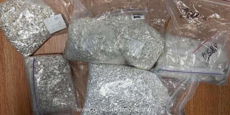 Argint ascuns în microbuz, descoperit de polițiști! Peste 15 kg confiscate!