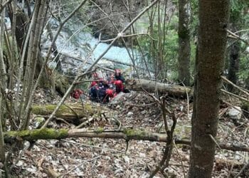 Cădere dramatică! Bărbat recuperat din prăpastie de la 25 de metri, cu multiple traumatisme!