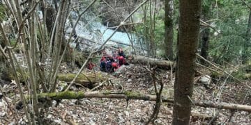 Cădere dramatică! Bărbat recuperat din prăpastie de la 25 de metri, cu multiple traumatisme!