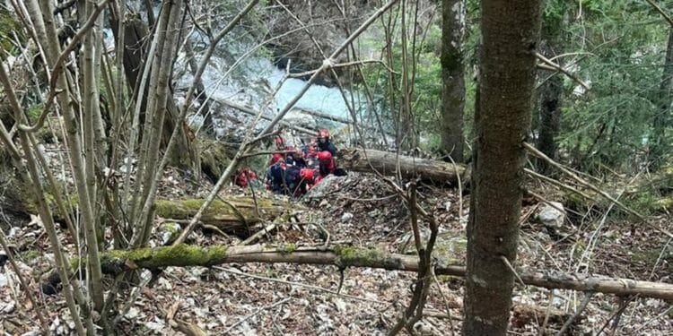 Cădere dramatică! Bărbat recuperat din prăpastie de la 25 de metri, cu multiple traumatisme!
