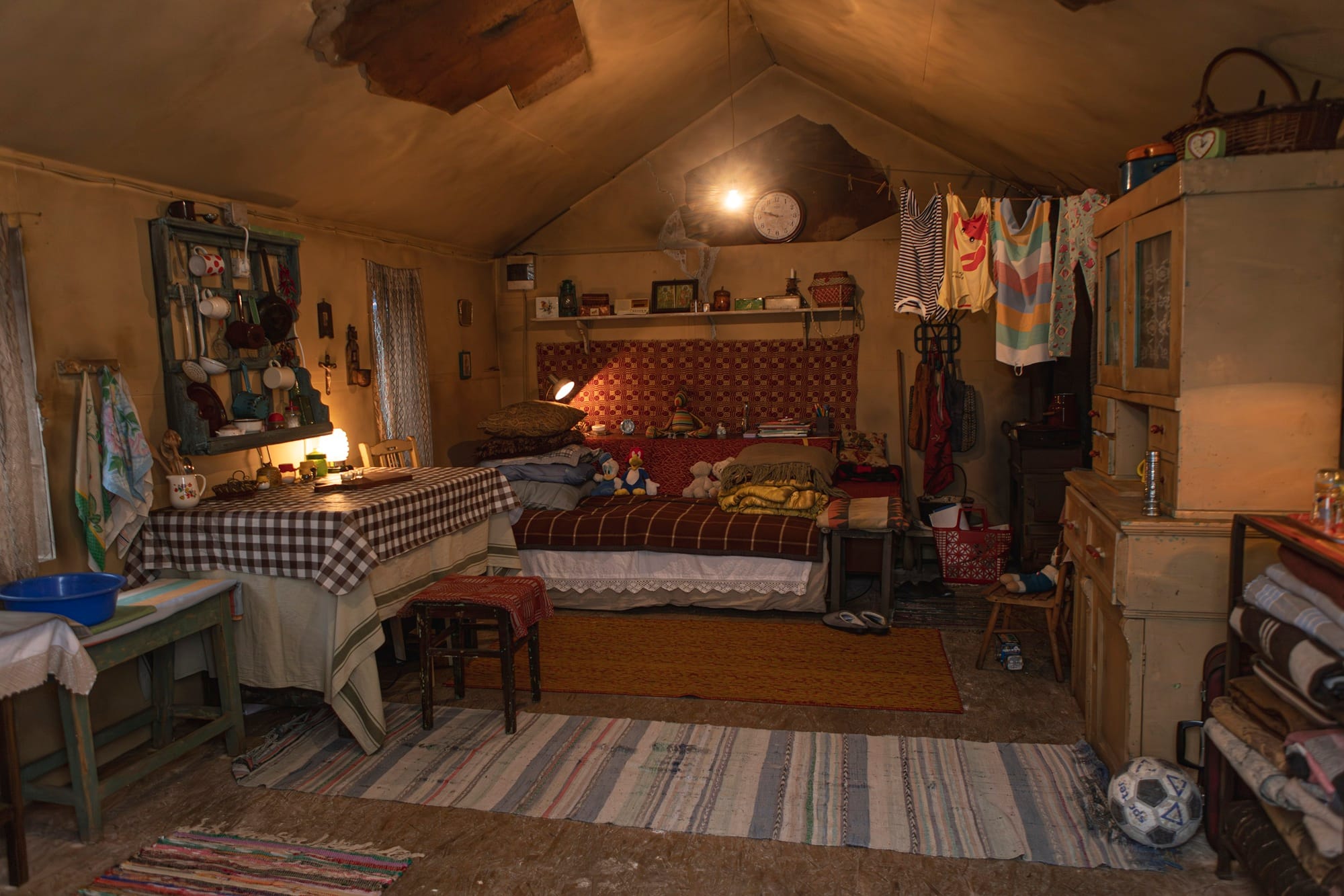 „E doar o problemă de timp”. Realitatea dură din locuințele românilor, adusă în fața unui mall