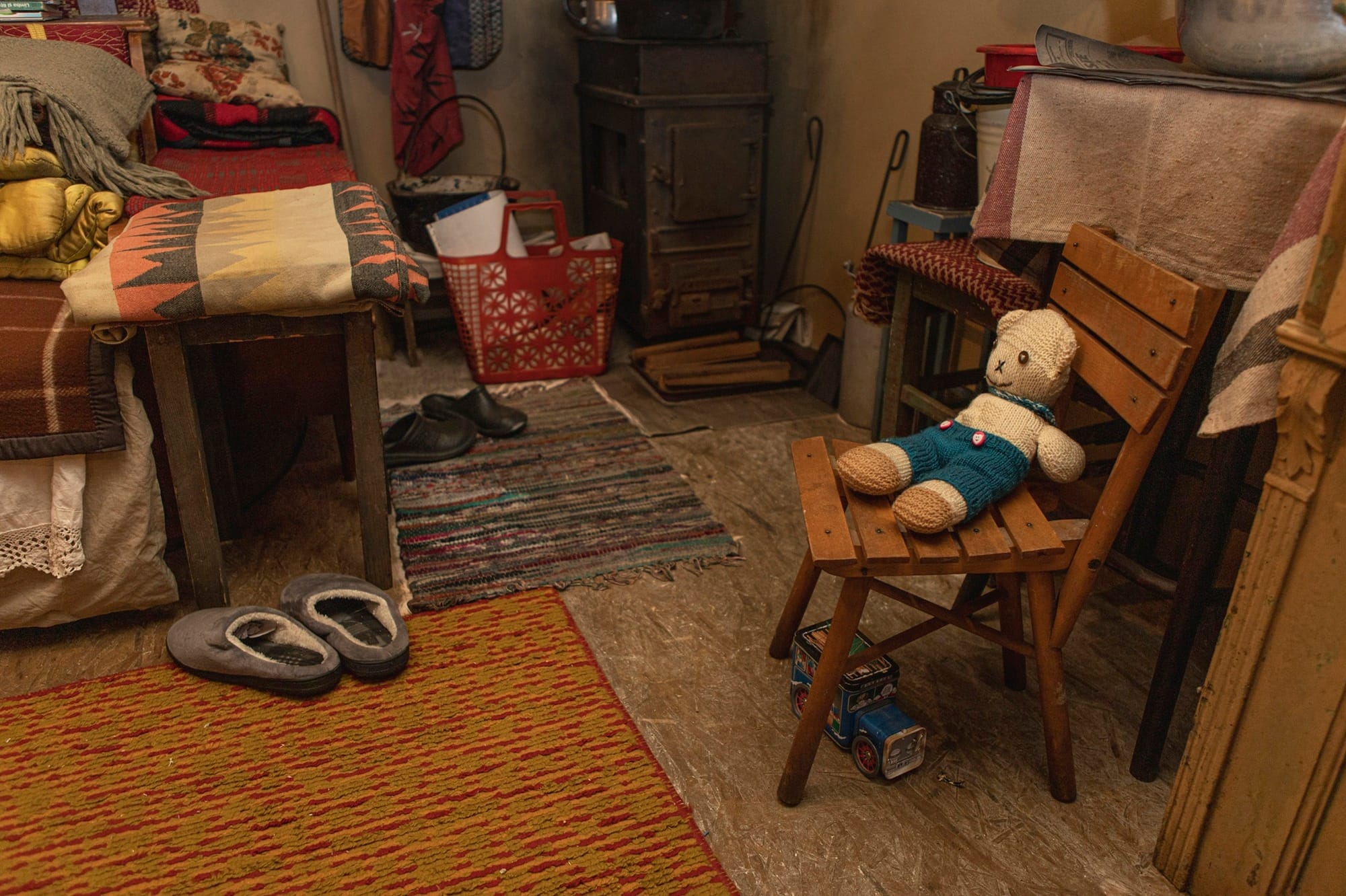 „E doar o problemă de timp”. Realitatea dură din locuințele românilor, adusă în fața unui mall