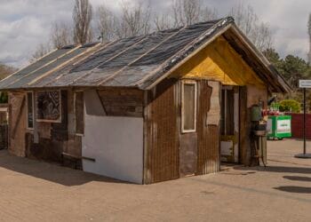 „E doar o problemă de timp”. Realitatea dură din locuințele românilor, adusă în fața unui mall