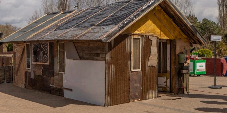 „E doar o problemă de timp”. Realitatea dură din locuințele românilor, adusă în fața unui mall