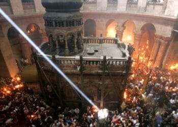 VIDEO. Lumina Sfântă s-a aprins la Mormântul Domnului din Ierusalim. Mii de credincioși, martori ai miracolului de Paște