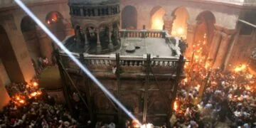 VIDEO. Lumina Sfântă s-a aprins la Mormântul Domnului din Ierusalim. Mii de credincioși, martori ai miracolului de Paște