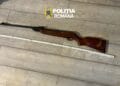 Percheziții! Armă cu potențial letal, deținută ilegal, descoperită de polițiști