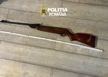 Percheziții! Armă cu potențial letal, deținută ilegal, descoperită de polițiști