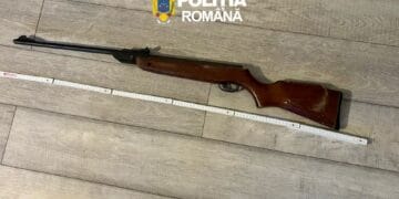 Percheziții! Armă cu potențial letal, deținută ilegal, descoperită de polițiști