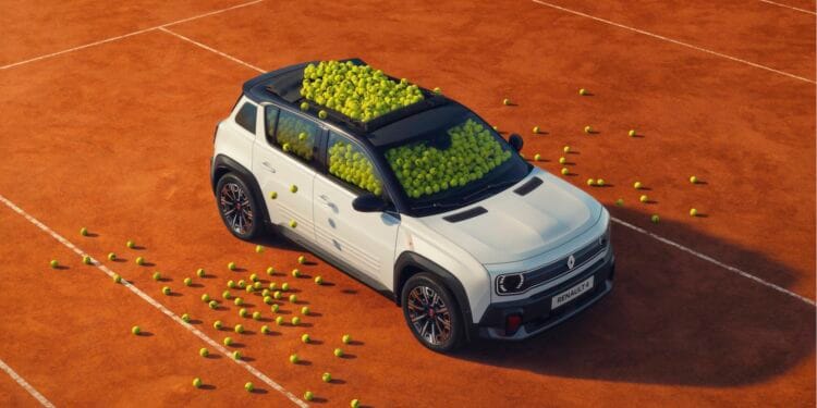 Renault readuce la viață un simbol: R4 Roland-Garros E-Tech electric, prezentat oficial înaintea lansării globale