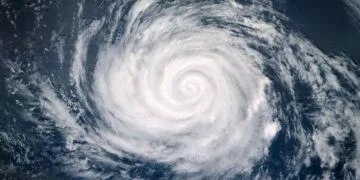 „Super-taifunul” Sinlaku amenință! Zeci de mii de oameni, în calea uneia dintre cele mai puternice furtuni ale anului