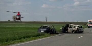 Tragedie pe șosea! O femeie de 72 de ani a murit după ce două mașini s-au izbit și au luat foc